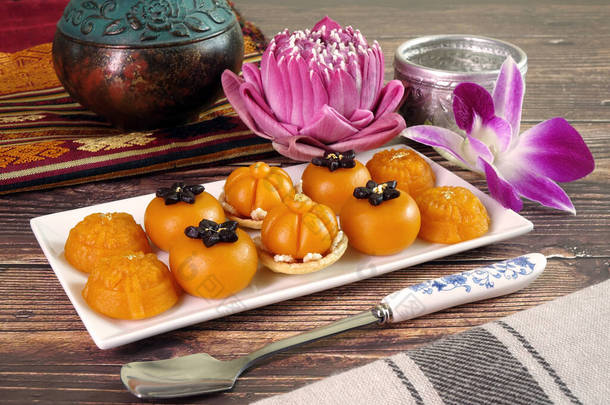泰国菜：由玉兰、麦粉和可食用的黄金制成，是泰国传统上著名的九项吉祥甜点