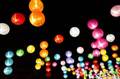 五彩缤纷的灯笼挂在中国新年的夜晚