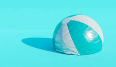 蓝色背景的充气海滩球。简约的场面。夏末的概念。3D渲染