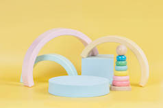 幼儿玩具背景。彩色教育天然木制玩具的构图与几何造型平台、彩绘黄底平台