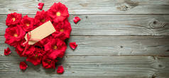 红色玫瑰的心形在乡村木木板上,有抄写空间.情人节或其他假日背景