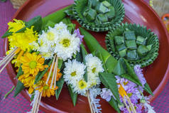 香蕉叶中的花朵，用香和蜡烛做成圆锥形，用于祈祷。泰国北部文化.