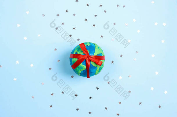 在蓝色背景的恒星中，有红带的行星地球。生态学，环境保护。世界地球日的概念.