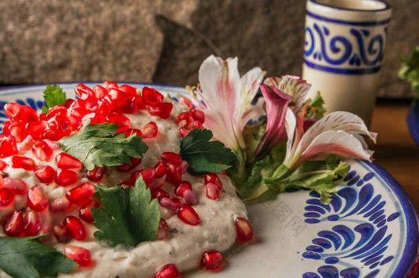 土豆蔻是一种100%的墨西哥<strong>菜谱</strong>，其主要配料有核桃、红葡萄酒等，放在普埃布拉塔拉的盘子里，放在木制桌子上，配以番石榴甜酒.