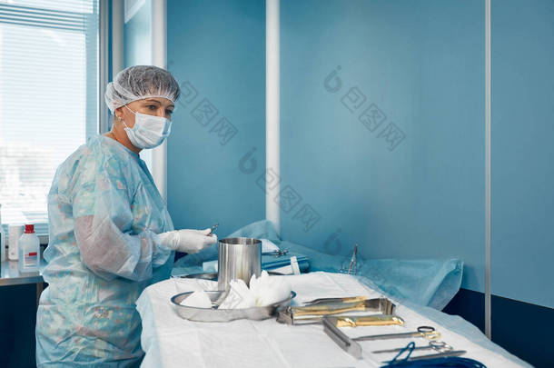 刷洗护士准备手术器械