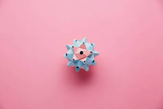 彩色手工制作的组合式折纸球或带粉色背景的熊达玛球。视觉艺术,几何,折纸艺术,造纸工艺.顶部视图，关闭，选择焦点，复制空间.