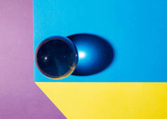 彩色桌子上的大玻璃球室内特写