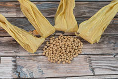 豆腐皮（英语：Tofu skin），俗称福州皮（Foochuk），是一种用豆膜制成的食品，用豆浆在开水平底锅中煮沸，然后晒干，用作肉类替代品