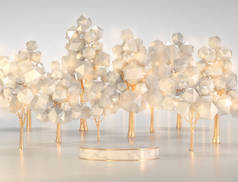 讲台周围闪烁着繁茂的冬季森林。珍珠和黄金树和一个大理石白色的基座。产品演示的自然图解。3D渲染