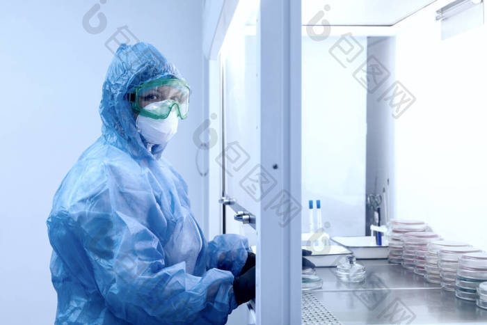 药物研究实验室中的生化研究科学家小组与显图片-包图网企业站