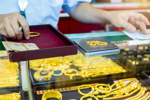 在黄金珠宝店有选择地把重点放在小数字<strong>天平</strong>的黄金珠宝称量上。Yaowarat金铺，泰国.