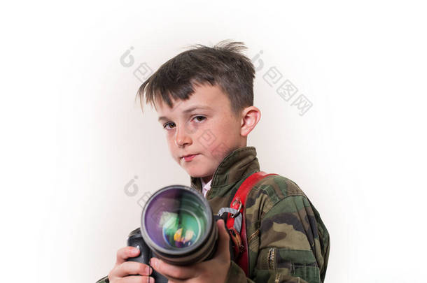 一个身穿军装的白人男孩和<strong>手持红色</strong>相机的<strong>红色</strong>男孩的肖像，<strong>手持</strong>模糊的大型专业相机，背景是白色的