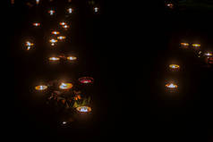 在泰国，人们用鲜花和蜡烛点亮并飘浮在水面上庆祝洛伊 · 克龙节。泰国各地每年庆祝的传统节日.