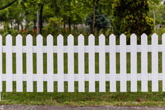 花园周围的木制白色篱笆