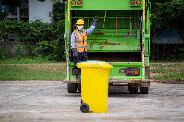 垃圾回收车的回收工人，装卸垃圾和垃圾桶的工人，<strong>工作中</strong>的垃圾回收工人.