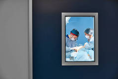 手术室的门后，现代手术室的设备和医疗设备.