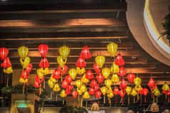 越南胡志明市商场的天花板上闪烁着五彩缤纷的灯笼