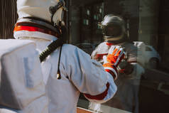 太空人在一个未来派的空间站。穿着宇航服在城市地区行走的人