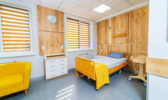 在现代医院为母亲和新生儿摇篮提供床铺。最新的内科诊所。医务室的浅色。全长