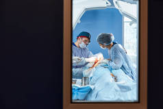 手术室的门后，现代手术室的设备和医疗设备.