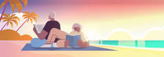 老年人夫妇在海滩看书老人和妇女家庭一起消磨时光放松退休生活