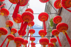 在亚洲农历新年文化背景下，中国城寺户外彩灯上挂着红灯笼.