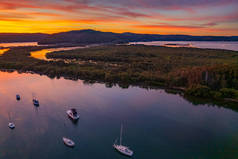 澳大利亚新南威尔士州Woy Woy的五彩斑斓的高云彩落日水景.