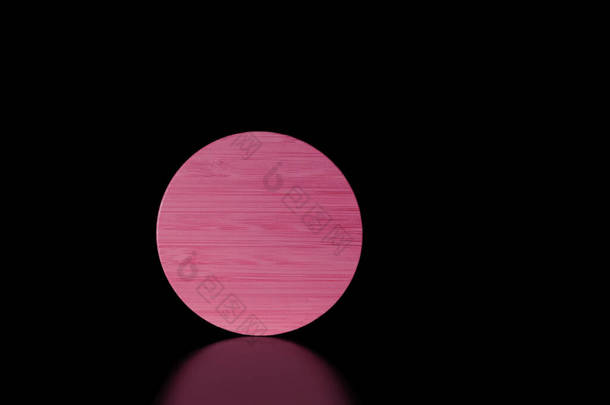 特写粉红圆形纹理木制形状，黑色背景，反光。低调。文本复制空间。产品放置室。水平横幅。<strong>最小化</strong>。黑暗中的超级月亮或太阳的概念.