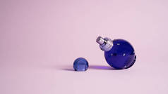 紫色的蓝色小香水瓶。古龙水瓶紫色。小瓶香水