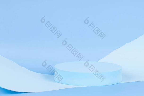 摘要单色构图，空白圆形讲台平台，用于产品展示，浅蓝色背景的撕破纸边。前景