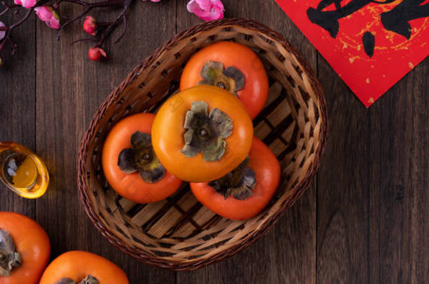 在中国农历<strong>新</strong>年水果设计理念的木桌背景上，人们可以看到<strong>新</strong>鲜甜甜的桂树和树叶，这个词的意思是祝<strong>福</strong>即将到来.