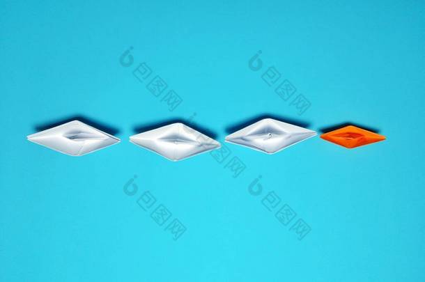 蓝色背景的橙色和白色纸船提供了领导的概念，高水平的有效管理提供了团结、<strong>和谐</strong>、爱、<strong>和谐</strong>、成功的感觉