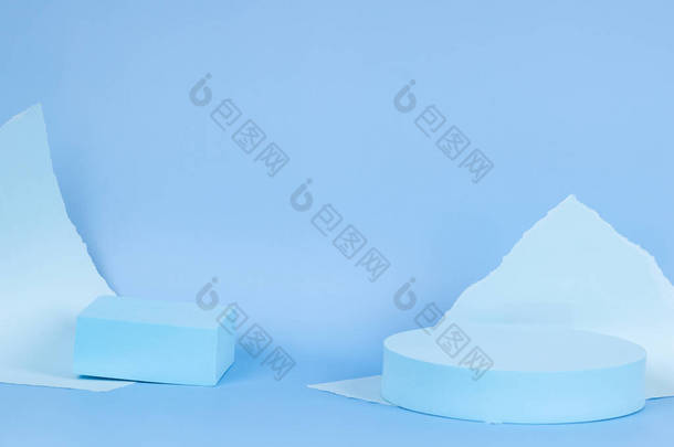 摘要单色构图，空白圆形讲台平台，用于产品展示，浅蓝色背景的撕破纸边。前景.