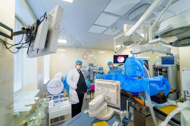 在有大量设备的先进手术室里.专业应急手术室.