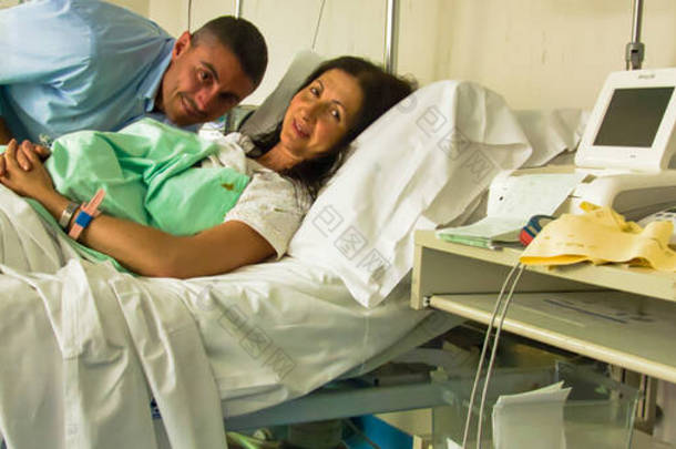 丈夫和妻子在分娩后在医院生下新生儿.