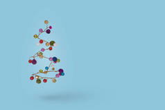 圣诞树是由蓝色背景的彩球做成的.最少新年及假日概念. 