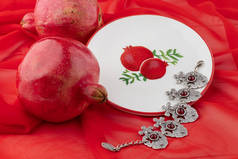石榴果，带有土耳其珠宝和开放的石榴红色侧面视图