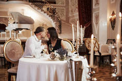 爱情永不老。这对年轻貌美的夫妇晚上在豪华餐厅吃浪漫的晚餐.
