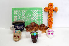 糖衣、巧克力、羊毛脂做成的骷髅形状香甜极了，是为纪念信主的人和众圣徒，并有香柏树、蜡烛、相框