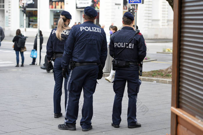 奥地利林茨和欧洲警方对未接种疫苗者实施的包图企业站