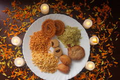 用印度传统小吃做的盘子。马哈拉施特拉邦好吃的小点心。灯具及装饰. 