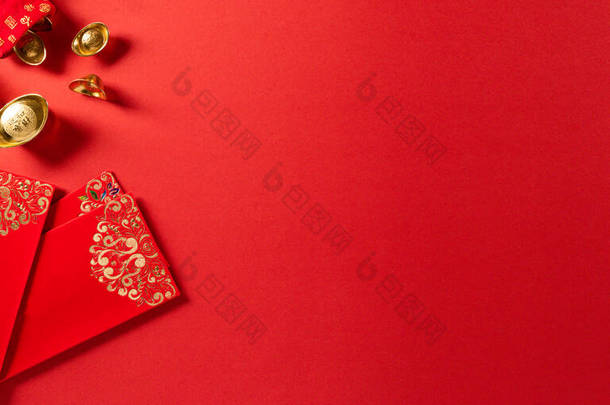 中国新年装饰品或红包、金锭或红色背景的金块。文章中的汉字FU指的是好运、财富、资金流动.