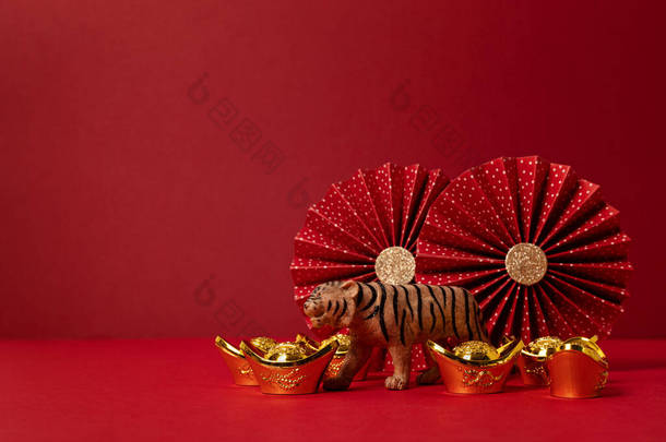 <strong>中国</strong>新年装饰比红色背景。传统的农历新年金锭，纸<strong>扇</strong>，老虎。复制空间