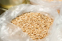 珍珠大麦，特写。食品储存。健康食品.