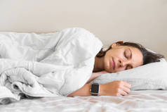 年轻女人去睡觉电话成瘾，失眠。试着睡一觉。手机上的睡眠跟踪和智能手表。循环节律.