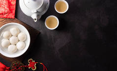 唐元(甜饺子球)的头像.元宵节、中秋、冬至（冬至）和中国新年的传统烹调。文章中的汉字FU指的是好运、财富、资金流动.