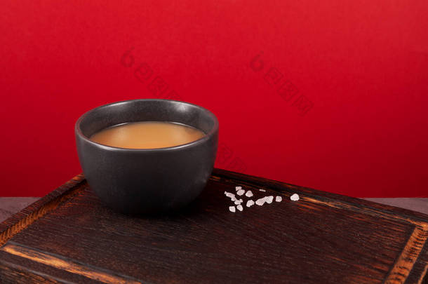 藏红茶或搅拌茶。红茶牦牛油和盐混合而成的传统亚洲饮料宝茶.