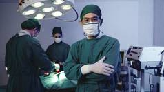 外科医生手挽手摆姿势，外科医生小组在手术室为医院心血管紧急外科中心配备电炉设备