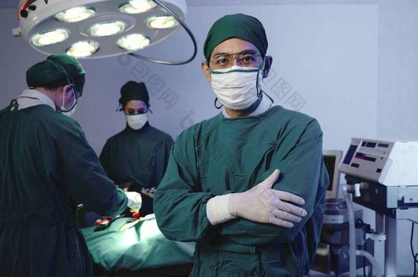 外科医生手挽手摆姿势，外科医生小组在手术室为医院心血管紧急外科中心配备电炉设备