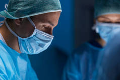 由专业医生组成的多种族小组在一家现代化医院进行外科手术。医生正在努力抢救病人.医药、保健、心脏科和移植.